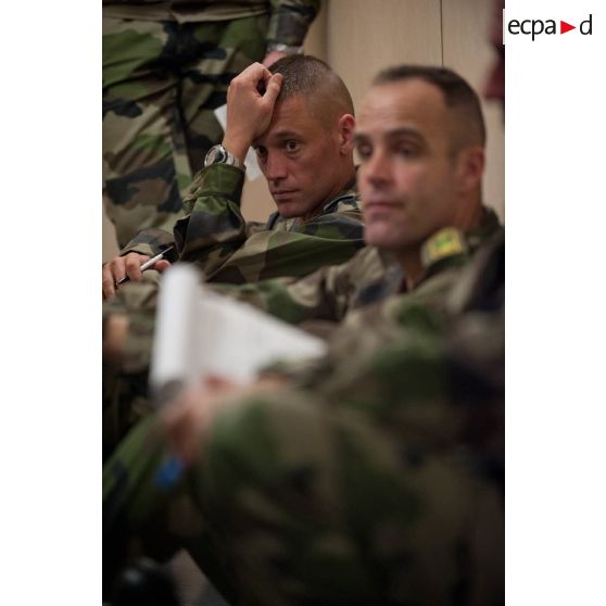 Briefing des chefs de peloton du régiment d'infanterie chars de marine (RICM) dans les coursives du bâtiment de projection et de commandement Dixmude (L9015).