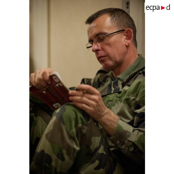 Un chef de peloton du régiment d'infanterie chars de marine (RICM) assiste à un briefing dans les coursives du bâtiment de projection et de commandement Dixmude (L9015).