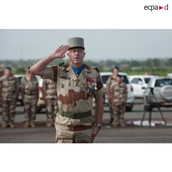 Le général Marc Foucaud salue le lever des couleurs pour la fête du 14 juillet à Bamako, au Mali.