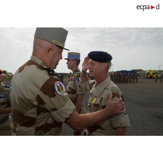 Le général Marc Foucaud remet la médaille militaire à un agent technique en chef pour la fête du 14 juillet à Bamako, au Mali.