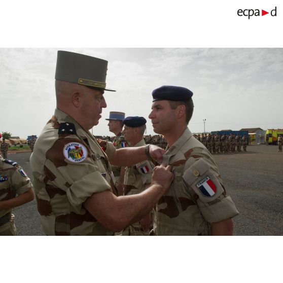 Le général Marc Foucaud remet la médaille de l'Ordre national du Mérite à un ingénieur en chef de 2e classe pour la fête du 14 juillet à Bamako, au Mali.