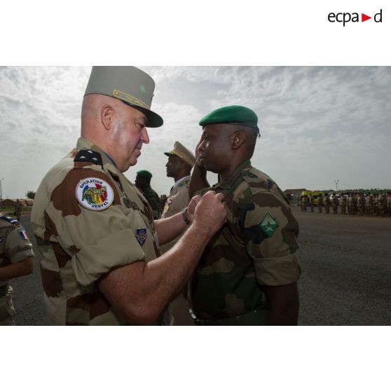 Le général Marc foucaud remet la médaille de la Défense nationale échelon or au lieutenant-colonel Sanogo pour la fête du 14 juillet à Bamako, au Mali.