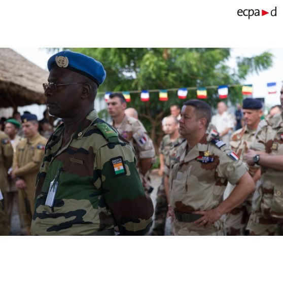 Un général nigérien de la Mission multidimensionnelle intégrée des Nations Unies pour la sabilisation au Mali (MINUSMA) écoute le discours du général Marc Foucaud pour la cérémonie du 14 juillet à Bamako, au Mali.