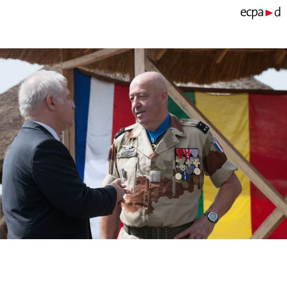 Le général Marc Foucaud échange avec l'ambassadeur de France Gilles Huberson pour la cérémonie du 14 juillet à Bamako, au Mali.