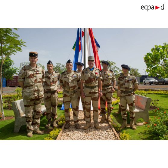 Le général Marc Foucaud pose aux côtés d'officiers et de sous-officiers pour la cérémonie du 14 juillet à Bamako, au Mali.