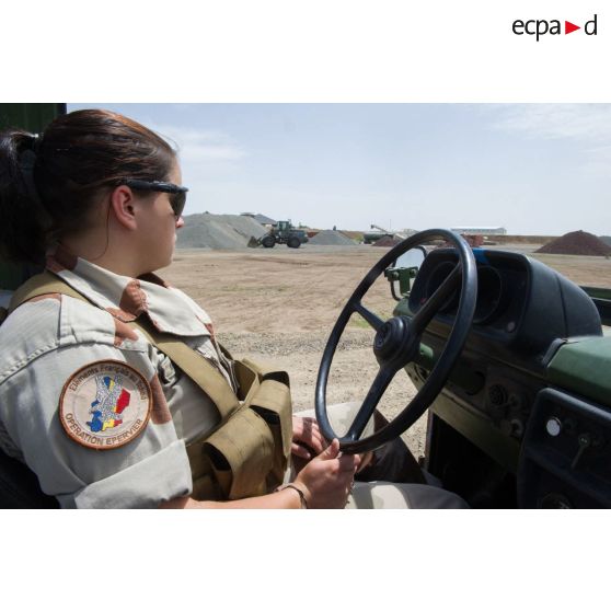 Un fusilier commando de l'Air patrouille à bord d'un véhicule léger tout terrain (VLTT) Peugeot P4 autour d'une zone de chantier du camp Adji Kosseï de N'Djamena, au Tchad.