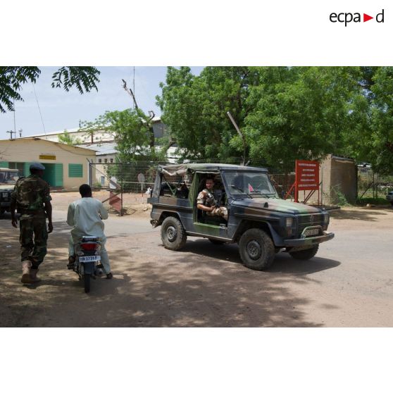 Des fusiliers commandos de l'Air patrouillent autour de la zone aéroportuaire du camp Adji Kosseï à N'djamena, au Tchad.