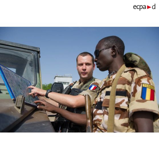 Le chef des fusiliers commandos de l'Air fait un point de situation avec son homologue tchadien pour une patrouille autour de l'aéroport de N'Djamena, au Tchad.