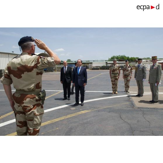 Le commandant des troupes rend les honneurs au Président de la République François Hollande sur la base aérienne 172 à N'Djamena, au Tchad.