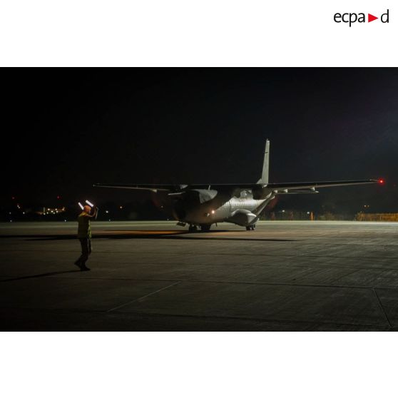 Un soldat de l'escale aérienne guide l'arrivée d'un avion Casa Cn-235 espagnol sur la base aérienne 172 à N'Djamena, au Tchad.