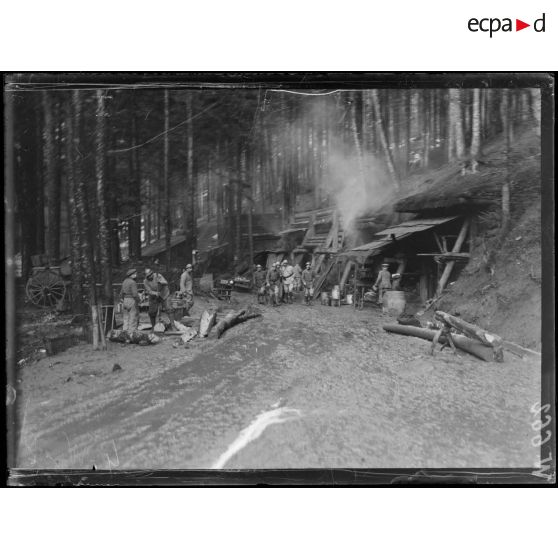 Spitzenberg, camp de la Croix de Lorraine - cagnas en forêt. [légende d'origine]