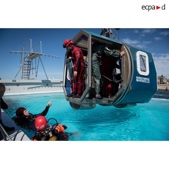 Entraînement à la survie en mer au CETIS.