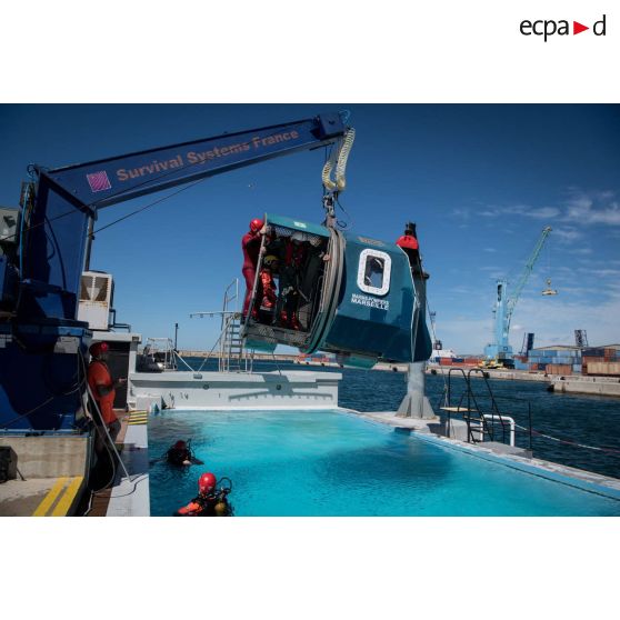 Entraînement à la survie en mer au CETIS.