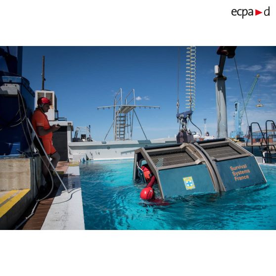 Entraînement à la survie en mer au CETIS.