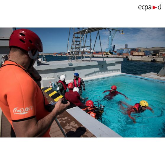 Entraînement à la survie en mer au CETIS.