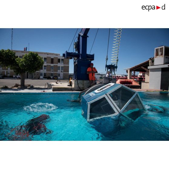 Entraînement à la survie en mer au CETIS.