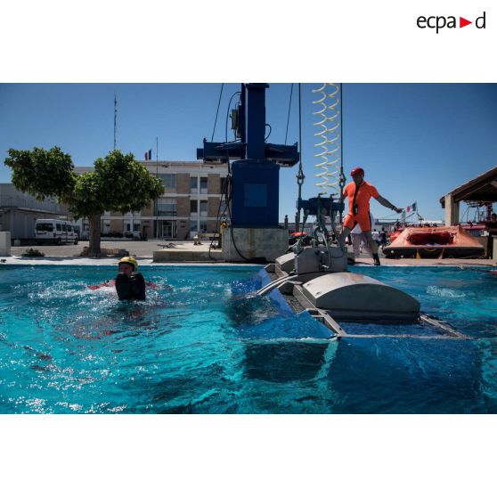 Entraînement à la survie en mer au CETIS.