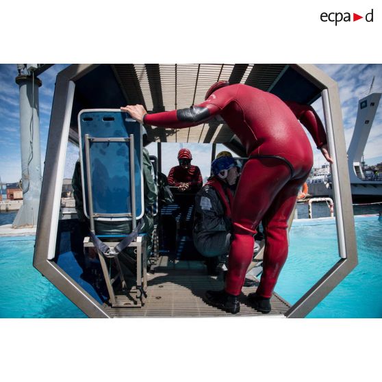 Entraînement à la survie en mer au CETIS.