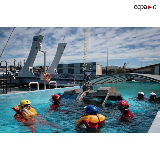 Entraînement à la survie en mer au CETIS.