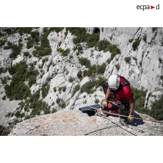 Une cordée du groupe de reconnaissance et d'intervention en milieu périlleux (GRIMP) s'entraîne à la récupération d'un blessé dans les calanques de Sugiton.