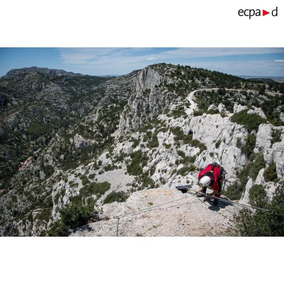 Une cordée du groupe de reconnaissance et d'intervention en milieu périlleux (GRIMP) s'entraîne à la récupération d'un blessé dans les calanques de Sugiton.