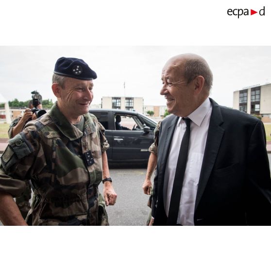 Le CEMA et le ministre de la Défense visitent le détachement Sentinelle du Fort-Neuf de Vincennes.