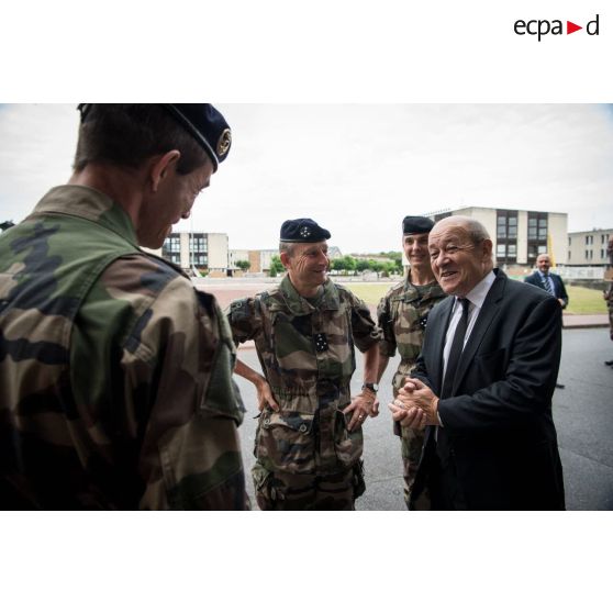 Arrivée du ministre de la Défense accompagné du CEMA et du gouverneur militaire de Paris.