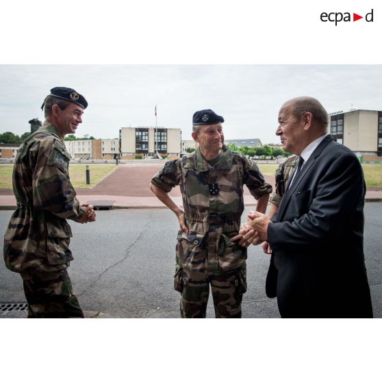 Rencontre du ministre de la Défense avec le chef du détachement Sentinelle en place au Fort Neuf de Vincennes.