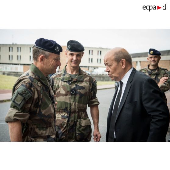 Le ministre de la Défense, le CEMA et le gouverneur militaire de Paris lors d'une visite auprès du détachement Sentinelle du Fort Neuf.