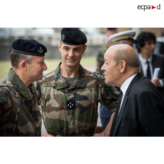 Le ministre de la Défense, le CEMA et le gouverneur militaire de Paris lors d'une visite auprès du détachement Sentinelle du Fort Neuf.