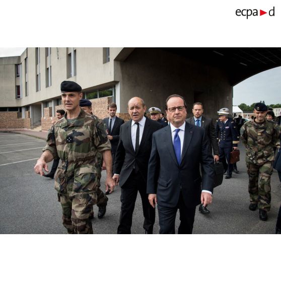 Le ministre de la Défense, le CEMA et le gouverneur militaire de Paris lors d'une visite auprès du détachement Sentinelle du Fort Neuf.