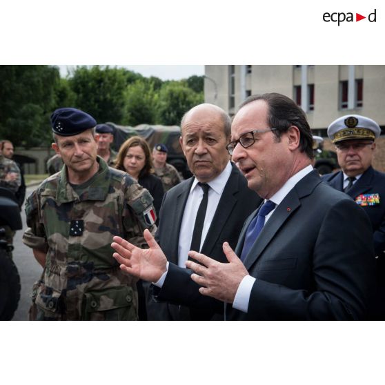 Le président de la République lors de sa visite au détachement Sentinelle du Fort Neuf de Vincennes.