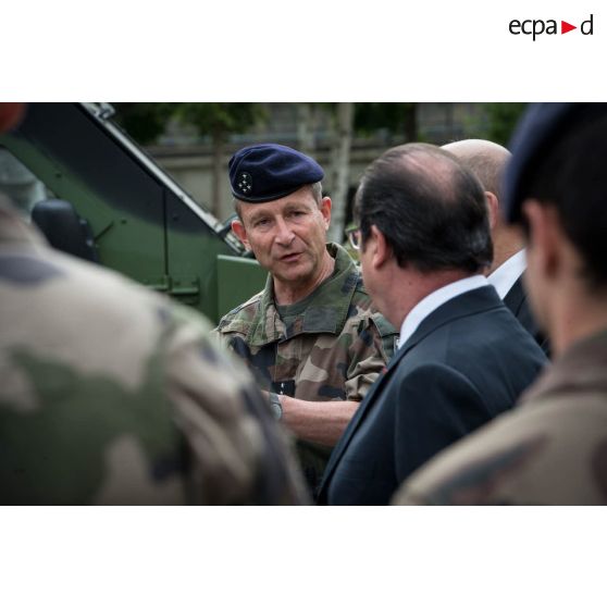 Le CEMA et le chef de l'Etat lors de la visite du détachement Sentinelle.