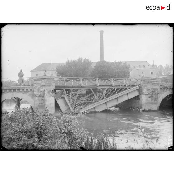 Fismes. Marne. Le pont détruit par le Génie français et reconstruit par les allemands. [légende d'origine]