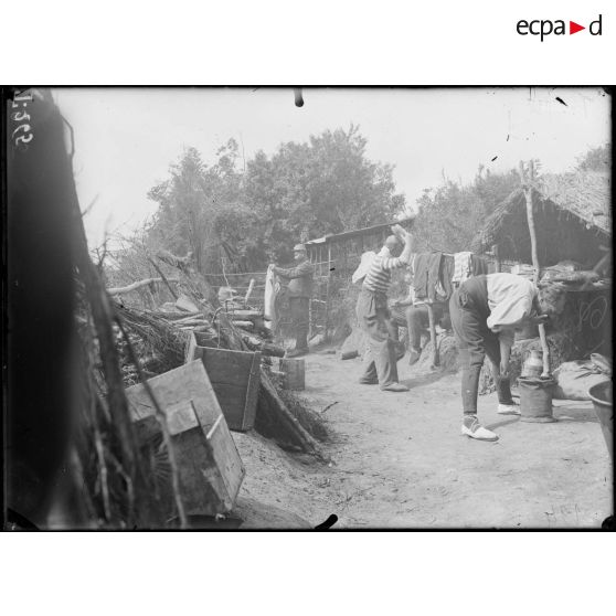 Chéry-Chartreuse. Aisne. Un abri réservé à la toilette des soldats. [légende d'origine]