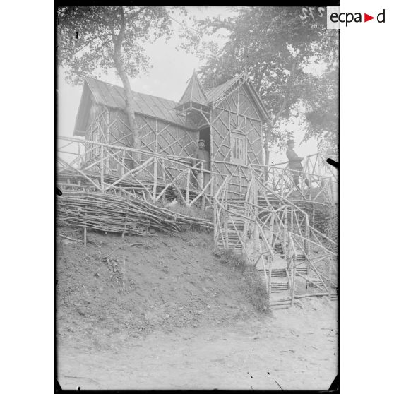 Perles. Aisne. Aux échelons d'artillerie. Les soldats landais construisent de véritables chalets miniatures. [légende d'origine]