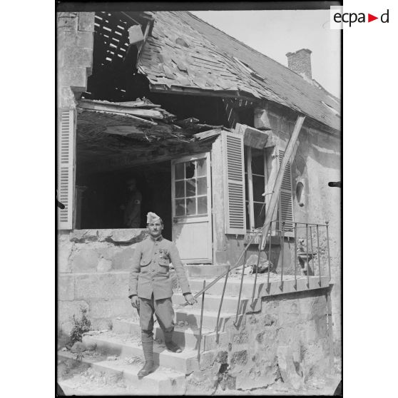 Longueval. Aisne. Le jeune Guinle qui est ici le héros chargé de tous les officiers. [légende d'origine]