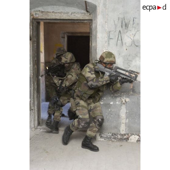 Progression dans un immeuble de trois chasseurs du 7e BCA (bataillon de chasseurs alpins) lors d'un entraînement au combat local.