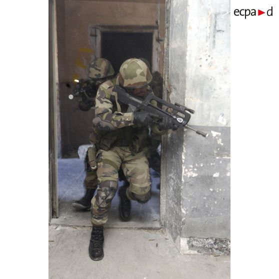 Progression dans un immeuble de trois chasseurs du 7e BCA (bataillon de chasseurs alpins) lors d'un entraînement au combat local.