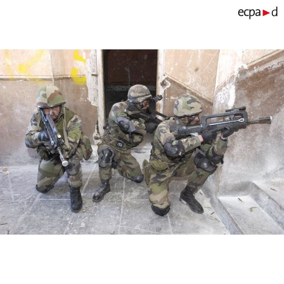 Progression dans une habitation de trois chasseurs du 7e BCA (bataillon de chasseurs alpins) lors d'un entraînement au combat local.