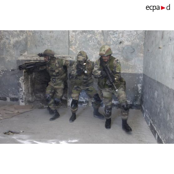 Progression dans un immeuble de trois chasseurs du 7e BCA (bataillon de chasseurs alpins) lors d'un entraînement au combat local.