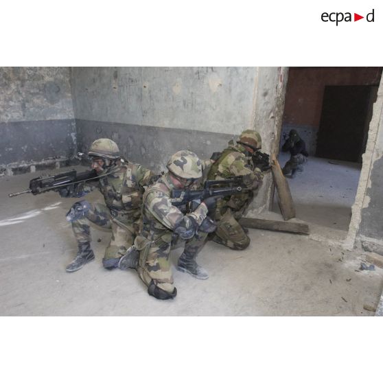 Progression dans une habitation de trois chasseurs du 7e BCA (bataillon de chasseurs alpins) lors d'un entraînement au combat local.