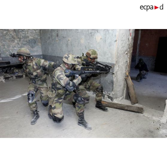 Progression dans une habitation de trois chasseurs du 7e BCA (bataillon de chasseurs alpins) lors d'un entraînement au combat local.