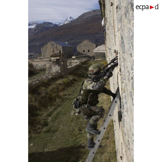 Progression sur une échelle de chasseurs du 7e BCA (Bataillon de chasseurs alpins) lors d'un entraînement au combat local.