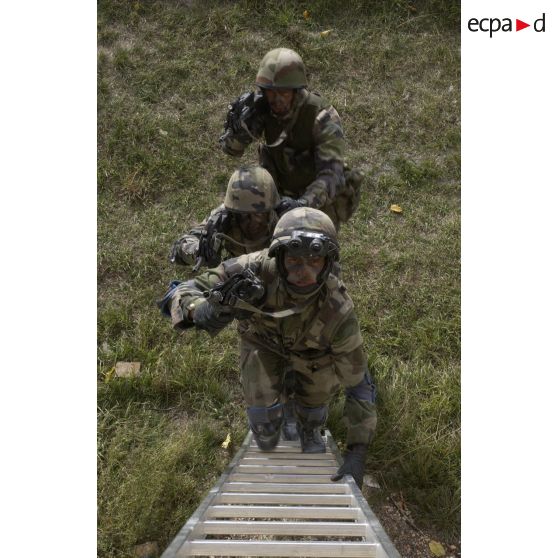 Progression sur une échelle de chasseurs du 7e BCA (Bataillon de chasseurs alpins) lors d'un entraînement au combat local.