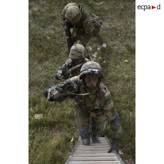 Progression sur une échelle de chasseurs du 7e BCA (Bataillon de chasseurs alpins) lors d'un entraînement au combat local.