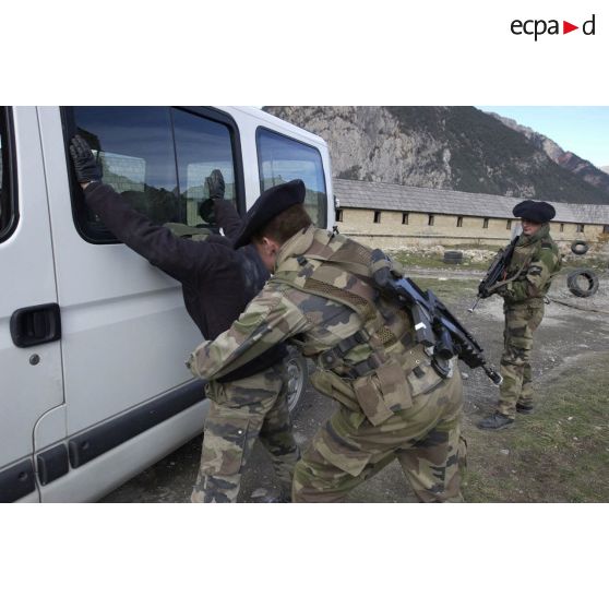 Neutralisation d'un individu hostile et de son véhicule lors d'un entraînement au combat local du 7e BCA (bataillon de chasseurs alpins).