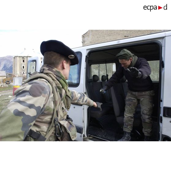 Neutralisation d'un individu hostile et de son véhicule lors d'un entraînement au combat local du 7e BCA (bataillon de chasseurs alpins).