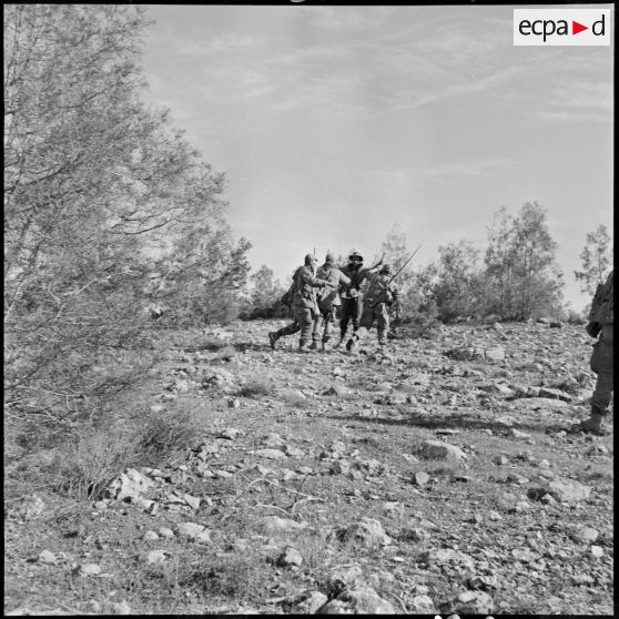 Une arrestation pendant une opération. [Description en cours]