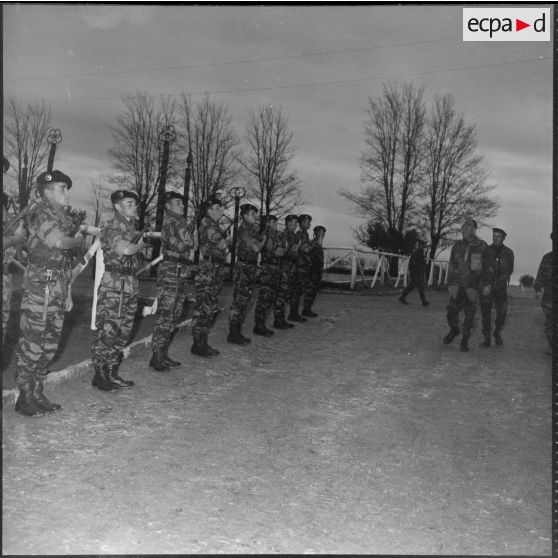 Visite du colonel Bigeard chez les commandos. [Description en cours]